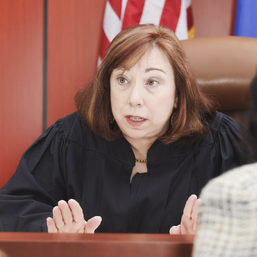 Juez hablando con abogados en un tribunal