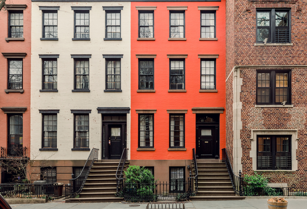 Fila de casas de ladrillo de 3 pisos y alquileres de Airbnb
