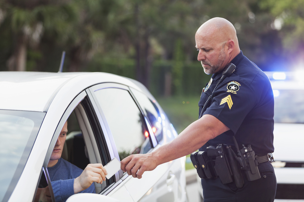 Conductora de automóvil detenida por la policía, muestra licencia