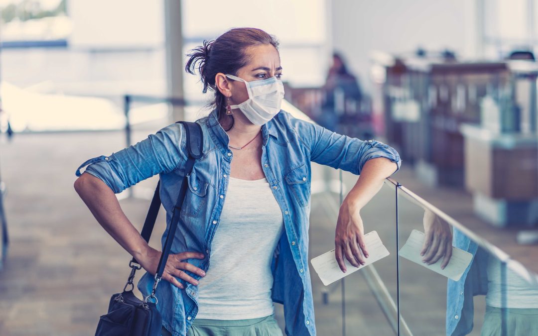 Mujer viajera en el aeropuerto con máscara