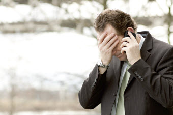 Hombre de negocios angustiado hablando por su teléfono celular