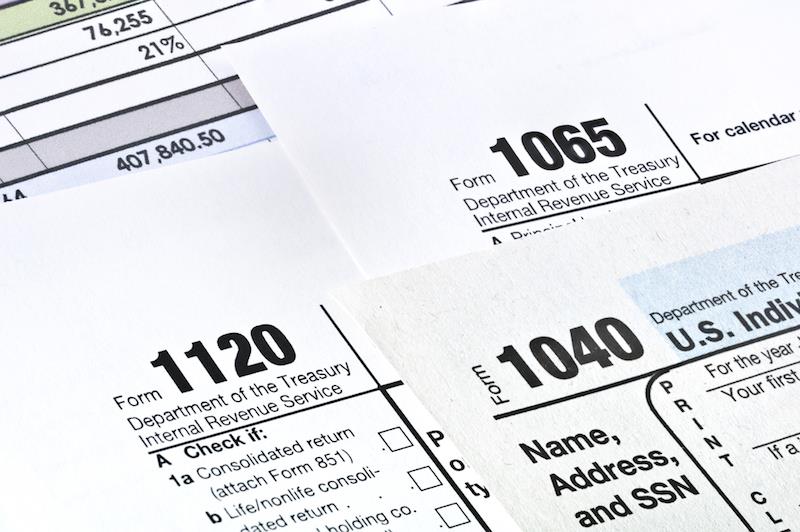 Formularios de impuestos del IRS 1064, 1120 y 1040