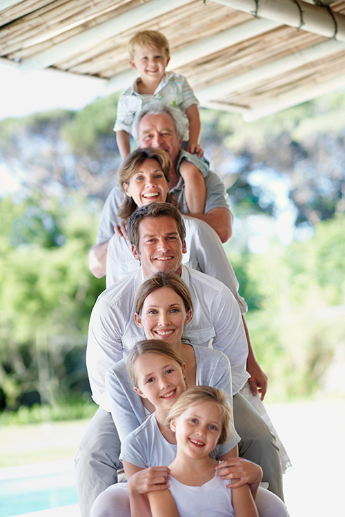 Family of 7 standing in a pyramid pose