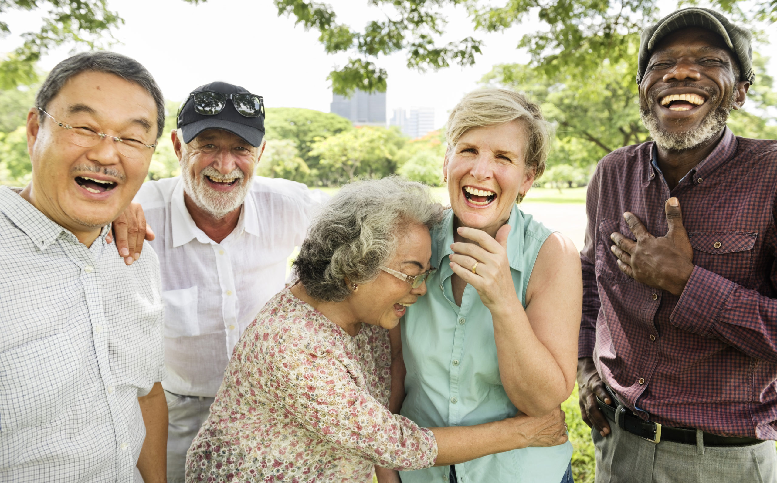 Grupo de 5 adultos mayores riendo juntos