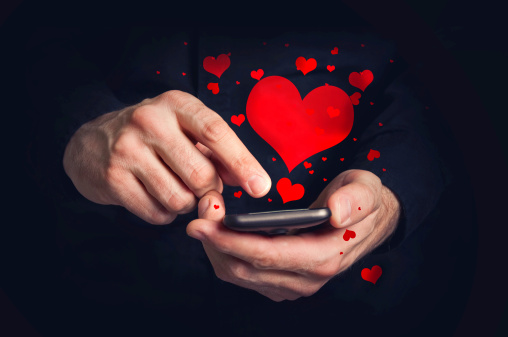 Ilustración de corazones rojos saliendo de un teléfono inteligente sostenido por un hombre