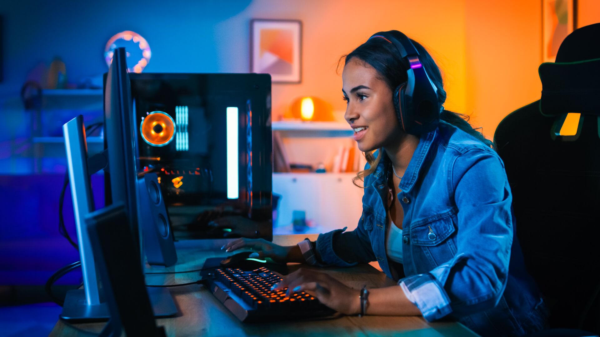 Mujer jugando videojuegos en la computadora