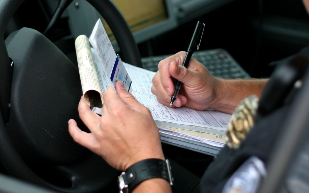 Oficial de policía escribiendo una multa de tráfico