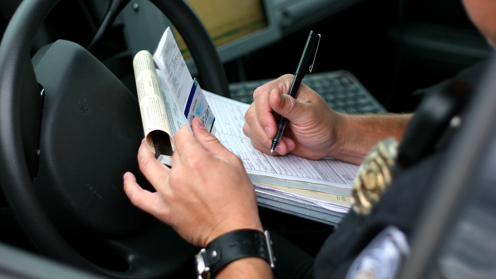 Oficial de policía escribiendo una multa de tráfico