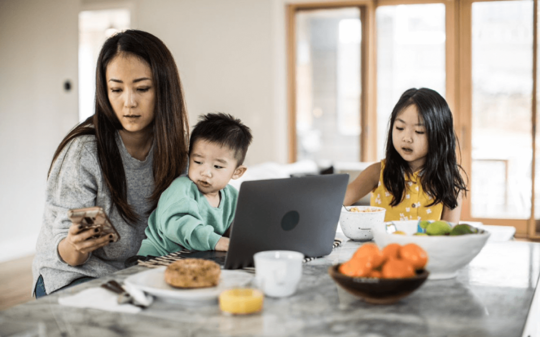 Madre asiática y 2 niños en la mesa de casa