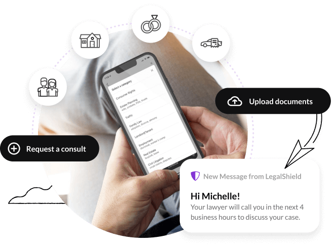 Smartphone sostenido por una persona que utiliza la aplicación LegalShield para cargar documentos, solicitar una consulta y revisar un mensaje.