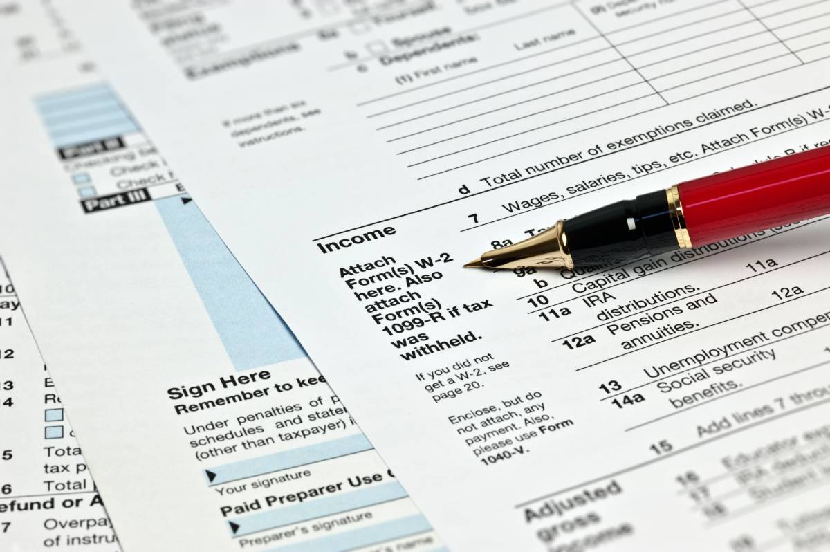 Formularios de impuestos del IRS en papel con un bolígrafo de tinta