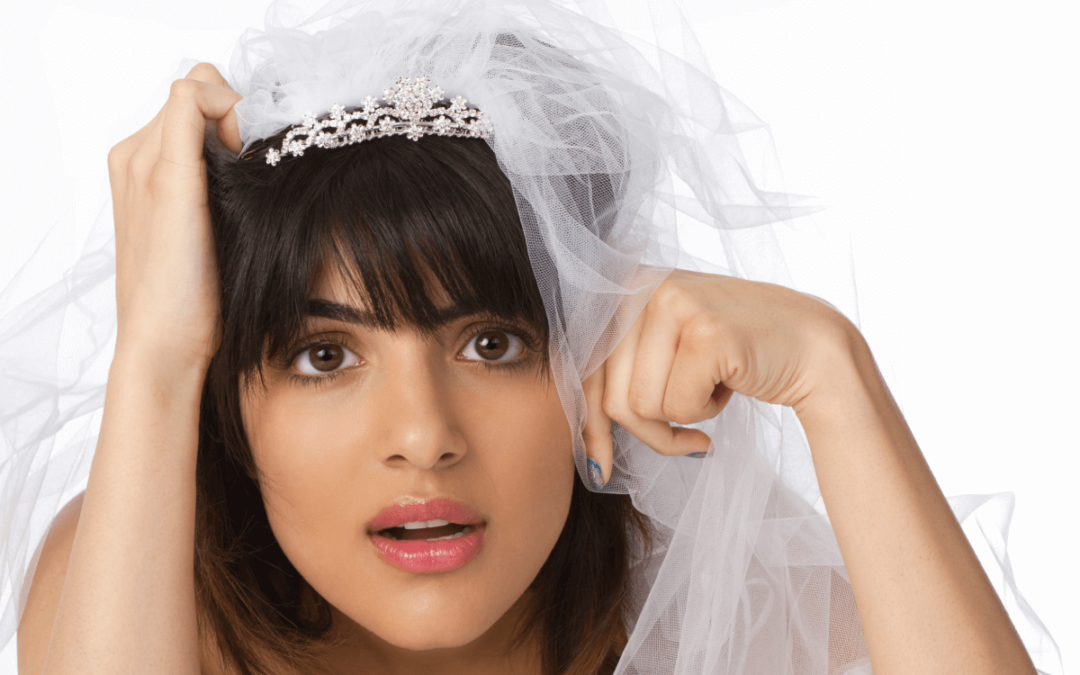La futura novia con velo se pregunta si necesita un seguro de boda