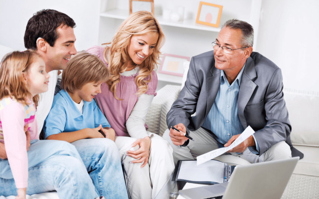 Un padre, una madre y dos hijos pequeños hablan con un abogado sobre la creación de un fideicomiso de planificación patrimonial.