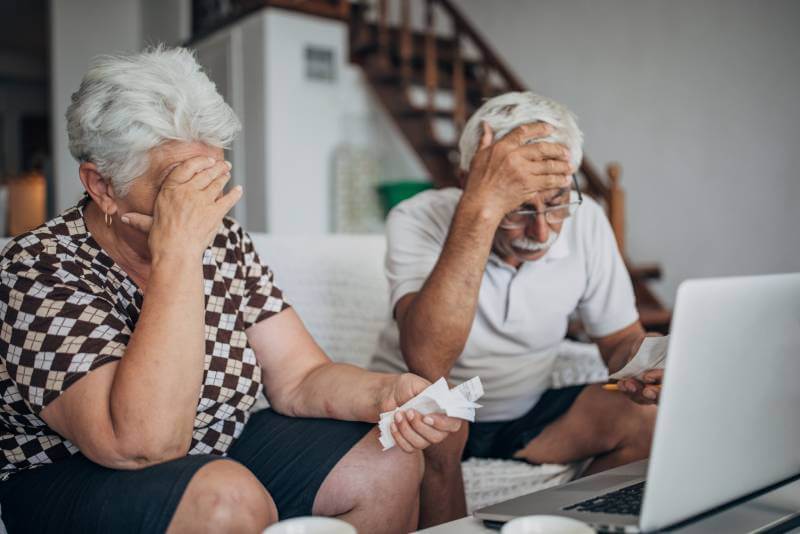 Marido y mujer ancianos, preocupados tras sufrir explotación económica.