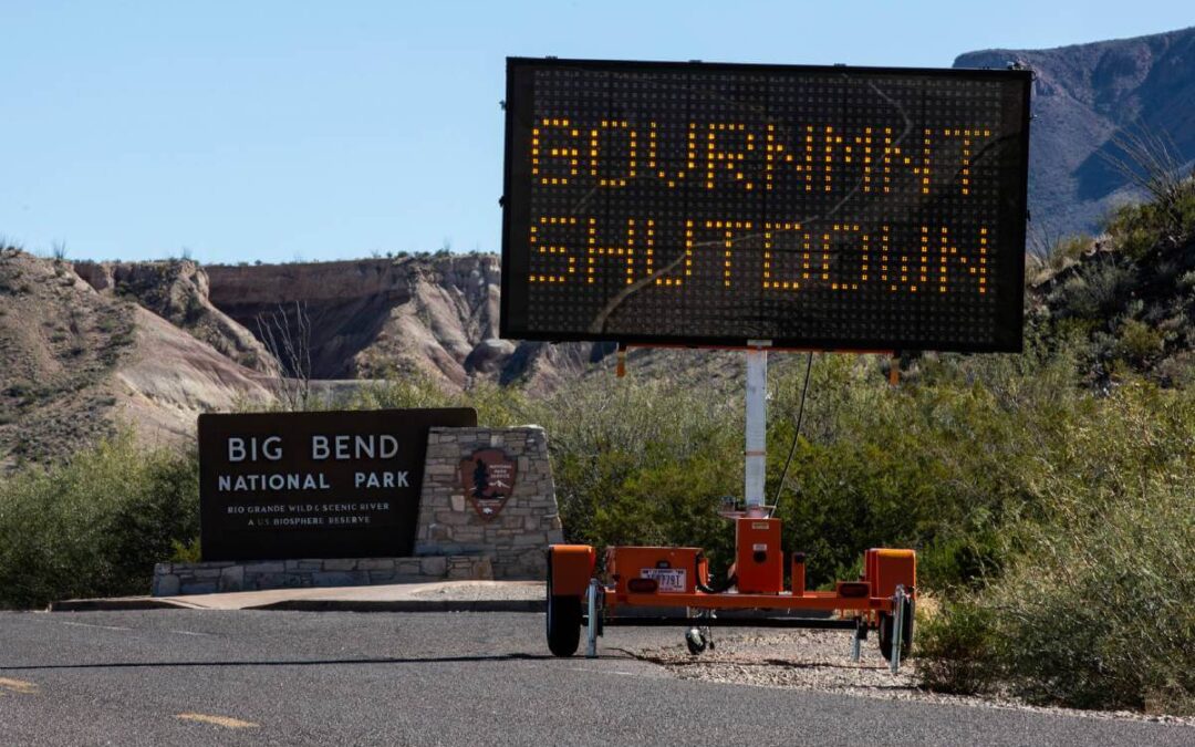 Señal de tráfico fuera del Parque Nacional Big Bend que alerta a los conductores sobre un cierre gubernamental anterior que cerró el parque.