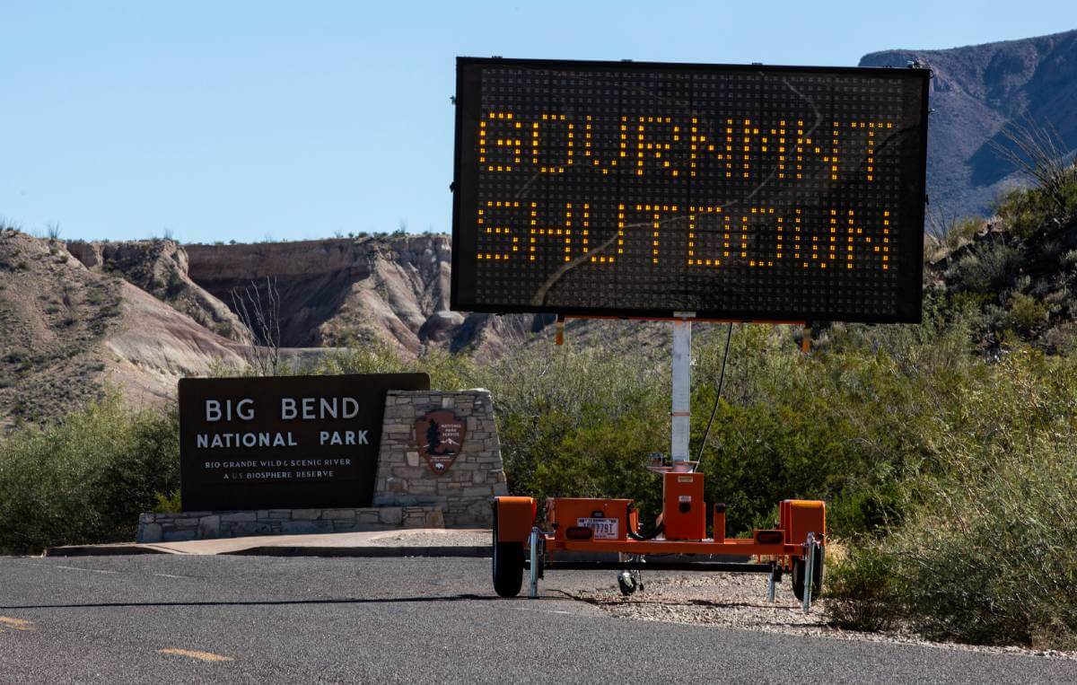 Señal de tráfico fuera del Parque Nacional Big Bend que alerta a los conductores sobre un cierre gubernamental anterior que cerró el parque.